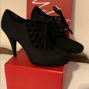 Impo “Prince” Suedy/Laces Pump